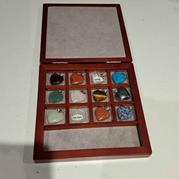 11 heart gem stone pendants in wooden case - Picture 6 of 10